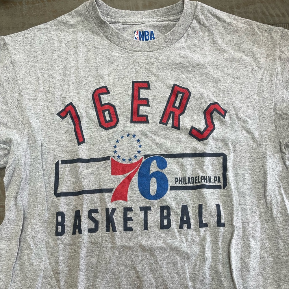 Philadelphia 76ers T shirt